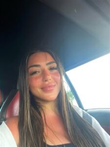 إطلالة ساحرة لـ سارة سلامة خلال عطلتها الصيفية بتان يبرز جمالها