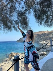 ليلى علوي تستمتع بأجواء اليونان الخلابة في أحدث ظهور لها