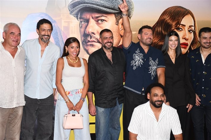 عمرو يوسف يحتفل مع أبطال فيلمه درويش بالعرض الخاص