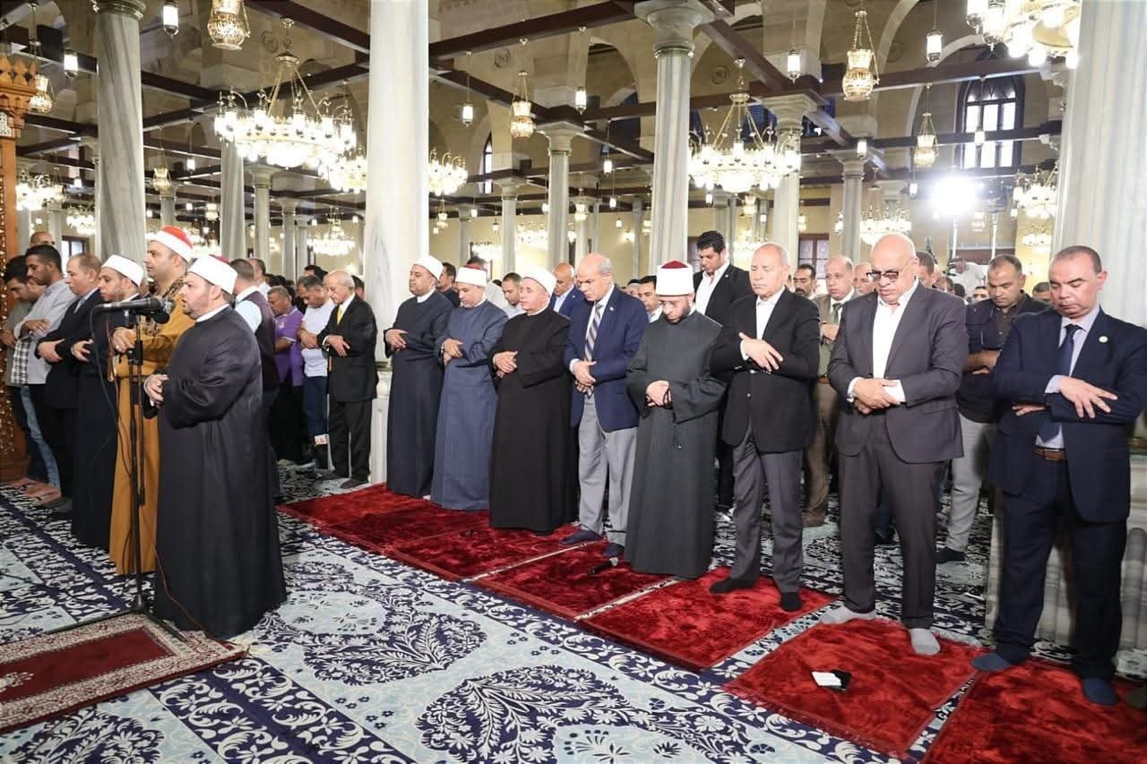 وزير الأوقاف يؤدي صلاة الجمعة من مسجد الإمام الحسين بحضور محافظ القاهرة وقيادات الوزارة والمحافظة 
