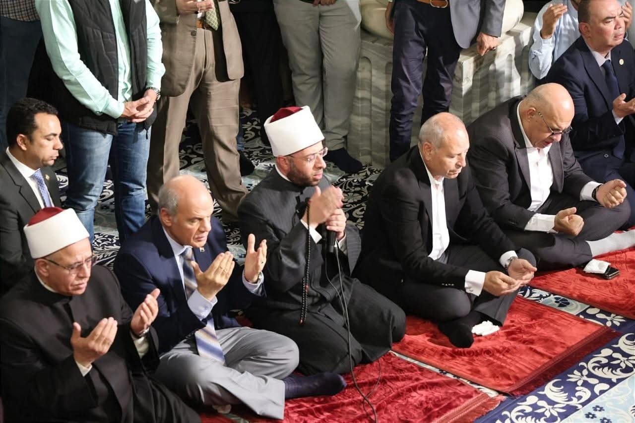 وزير الأوقاف يؤدي صلاة الجمعة من مسجد الإمام الحسين بحضور محافظ القاهرة وقيادات الوزارة والمحافظة 