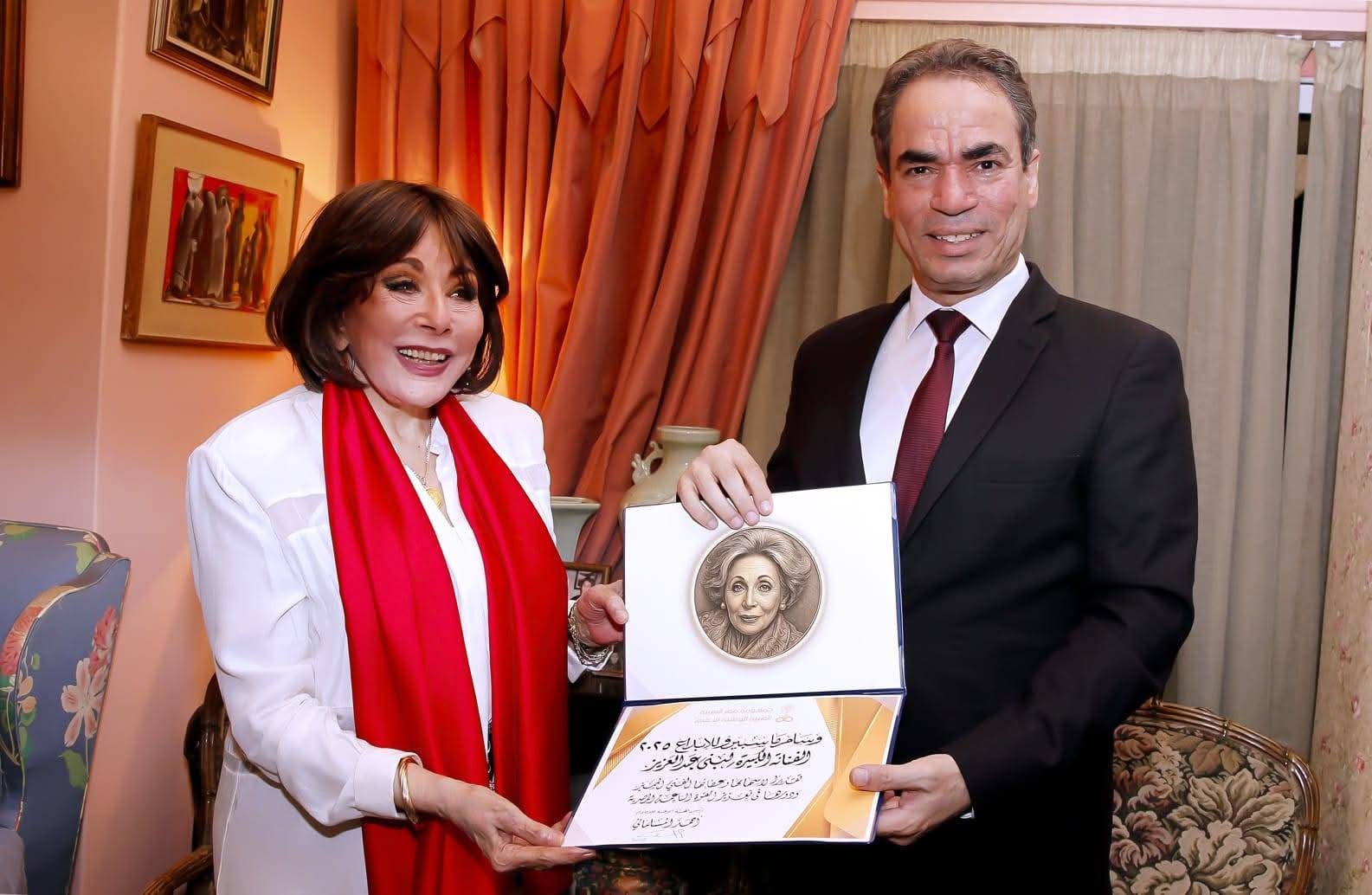 منح وسام ماسبيرو للفنانة الكبيرة لبني عبد العزيز 2 منح وسام ماسبيرو للفنانة الكبيرة لبني عبد العزيز
