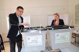 وزير الزراعة يُدلي بصوته في انتخابات مجلس الشيوخ بمقر لجنته الانتخابية بالإسكندرية