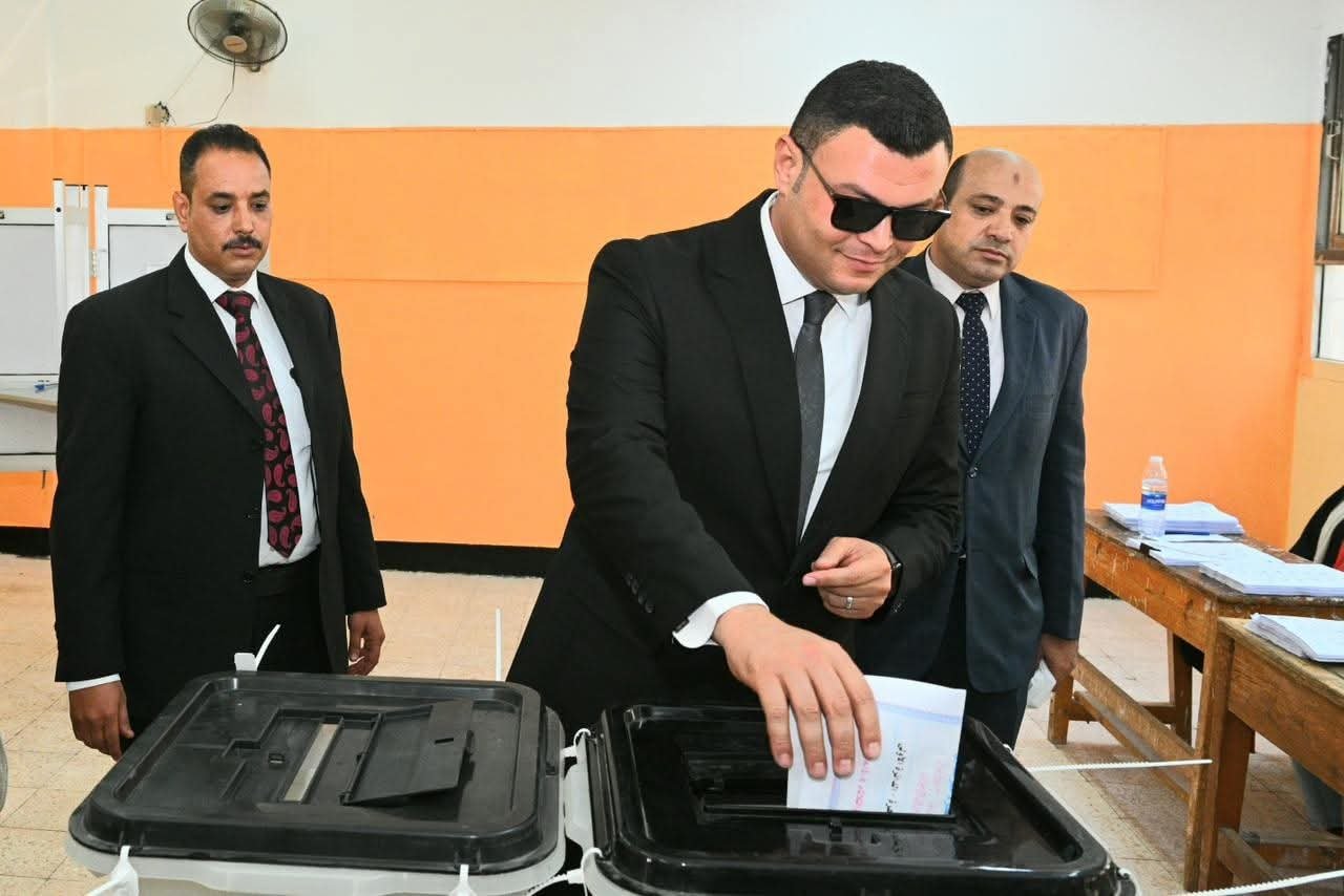 وزير الإسكان يُدلي بصوته بانتخابات مجلس الشيوخ .. ويدعو المصريين لممارسة حقوقهم الدستورية