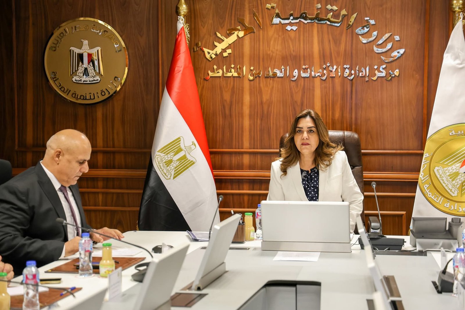 وزيرة التنمية المحلية تتابع سير العملية الانتخابية مع السادة المحافظين من مركز سيطرة الشبكة الوطنية للطوارئ والسلامة العامة 