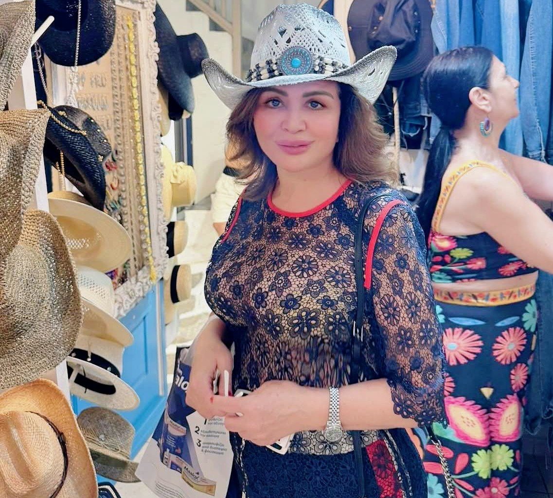 إلهام شاهين بإطلالة جريئة وشفافة.. من Pinko في رحلتها باليونان
