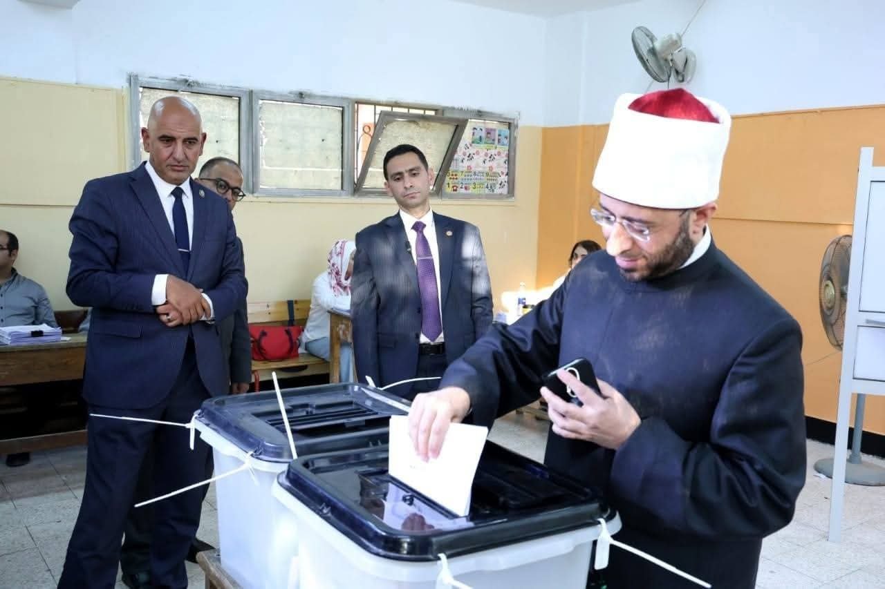 وزير الأوقاف يدلي بصوته في انتخابات مجلس الشيوخ ويحث على المشاركة الوطنية 2 وزير الأوقاف يدلي بصوته في انتخابات مجلس الشيوخ ويحث على المشاركة الوطنية