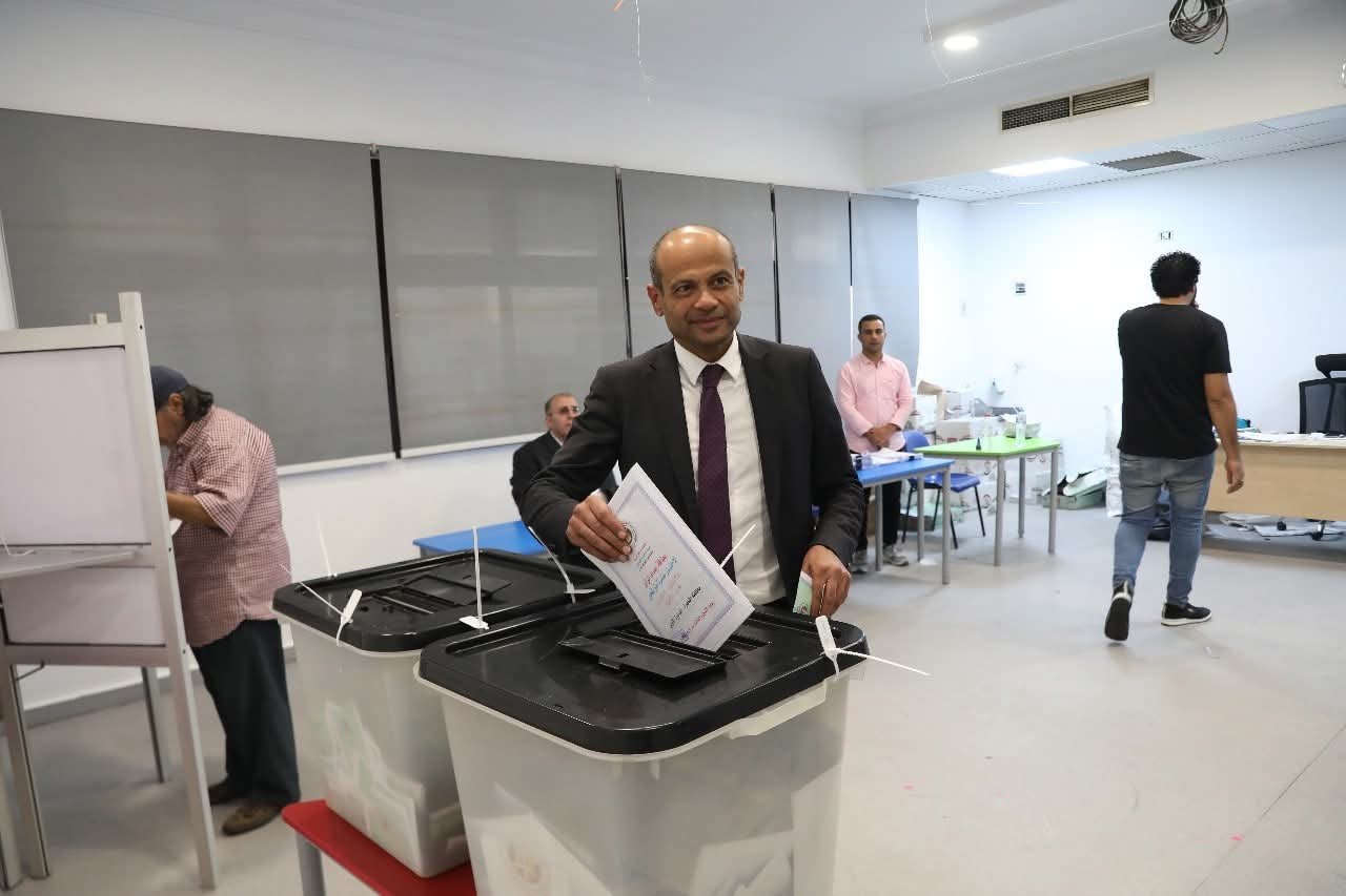 رئيس البورصة المصرية يُدلي بصوته في انتخابات مجلس الشيوخ 2025