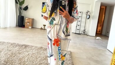 غادة عبد الرازق بإطلالة أنيقة من المنزل تظهر مواصلة العلاج بعد تعرضها لكسر في القدم