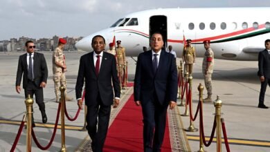 رئيس الوزراء يستقبل نظيره السوداني بمطار القاهرة الدولي