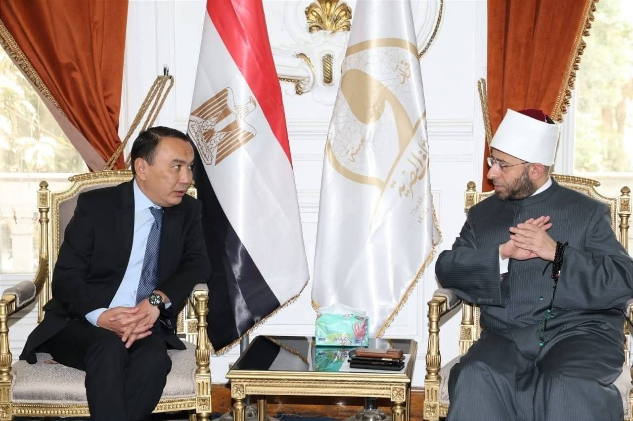 وزير الأوقاف يبحث مع سفير كازاخستان بالقاهرة تعزيز التعاون الديني والثقافي