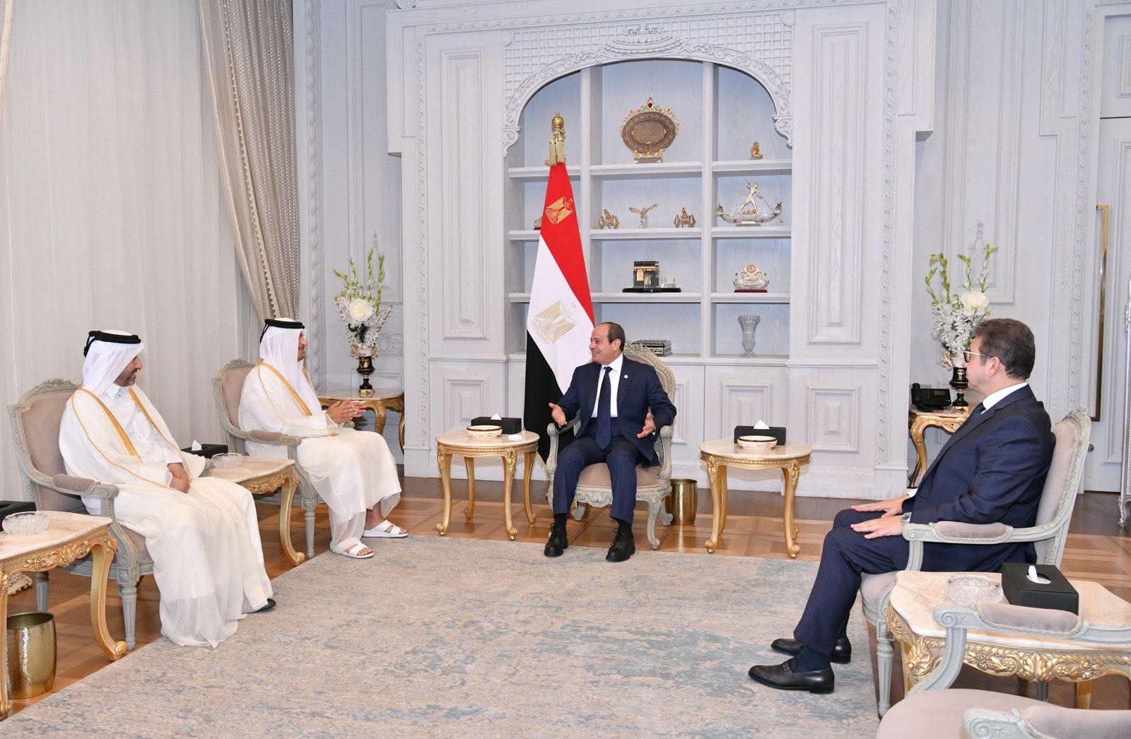 الرئيس السيسي يستقبل رئيس مجلس الوزراء وزير الخارجية بدولة قطر 2 الرئيس السيسي يستقبل رئيس مجلس الوزراء وزير الخارجية بدولة قطر