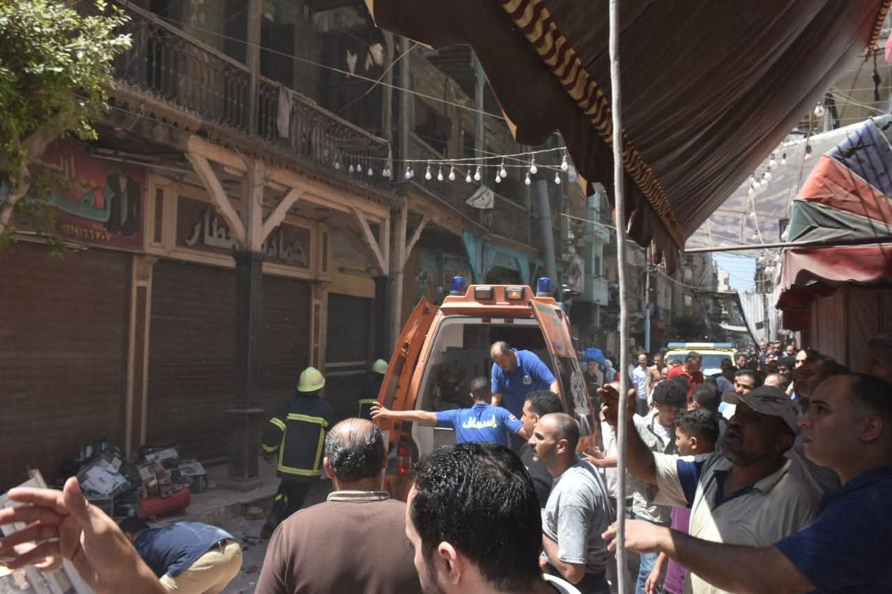 محافظ الشرقية ينتقل لتفقد موقع إنهيار عقار بشارع مولد النبي بمدينة الزقازيق 4 محافظ الشرقية ينتقل لتفقد موقع إنهيار عقار بشارع مولد النبي بمدينة الزقازيق