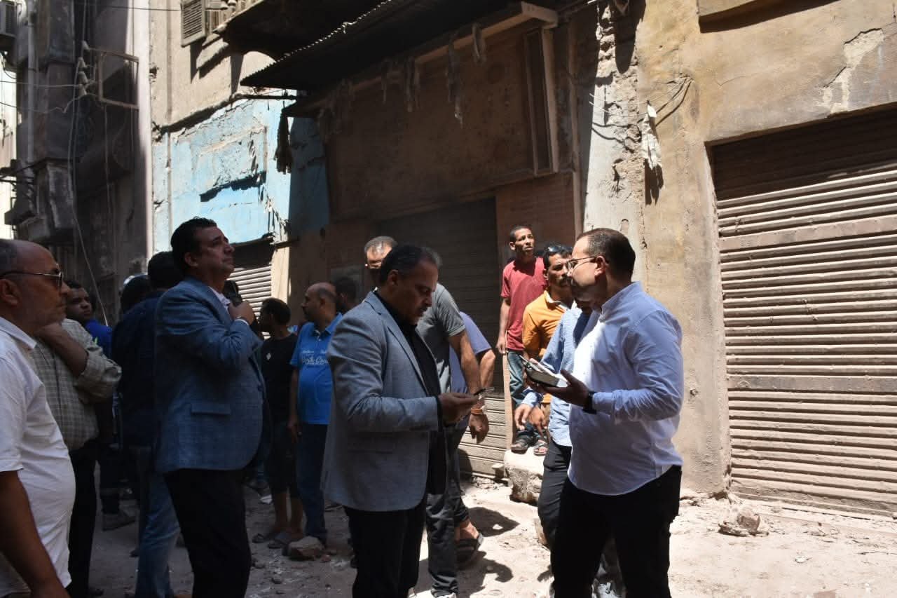 محافظ الشرقية ينتقل لتفقد موقع إنهيار عقار بشارع مولد النبي بمدينة الزقازيق 3 محافظ الشرقية ينتقل لتفقد موقع إنهيار عقار بشارع مولد النبي بمدينة الزقازيق