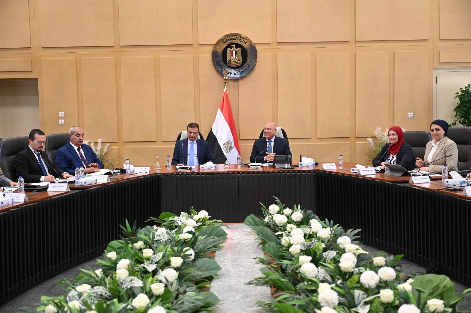 وزير الصناعةوالنقل ووزير الزراعة يبحثان التوسع في تصنيع الزبيب وتوطين صناعة الكتان لتعزيز الصناعات الوطنية 