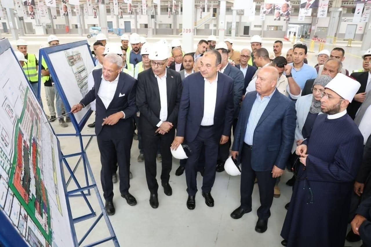 الوزير ووزراء قطاع الأعمال العام والعمل والأوقاف يتفقدون مصانع شركة النصر للسيارات بحلوان