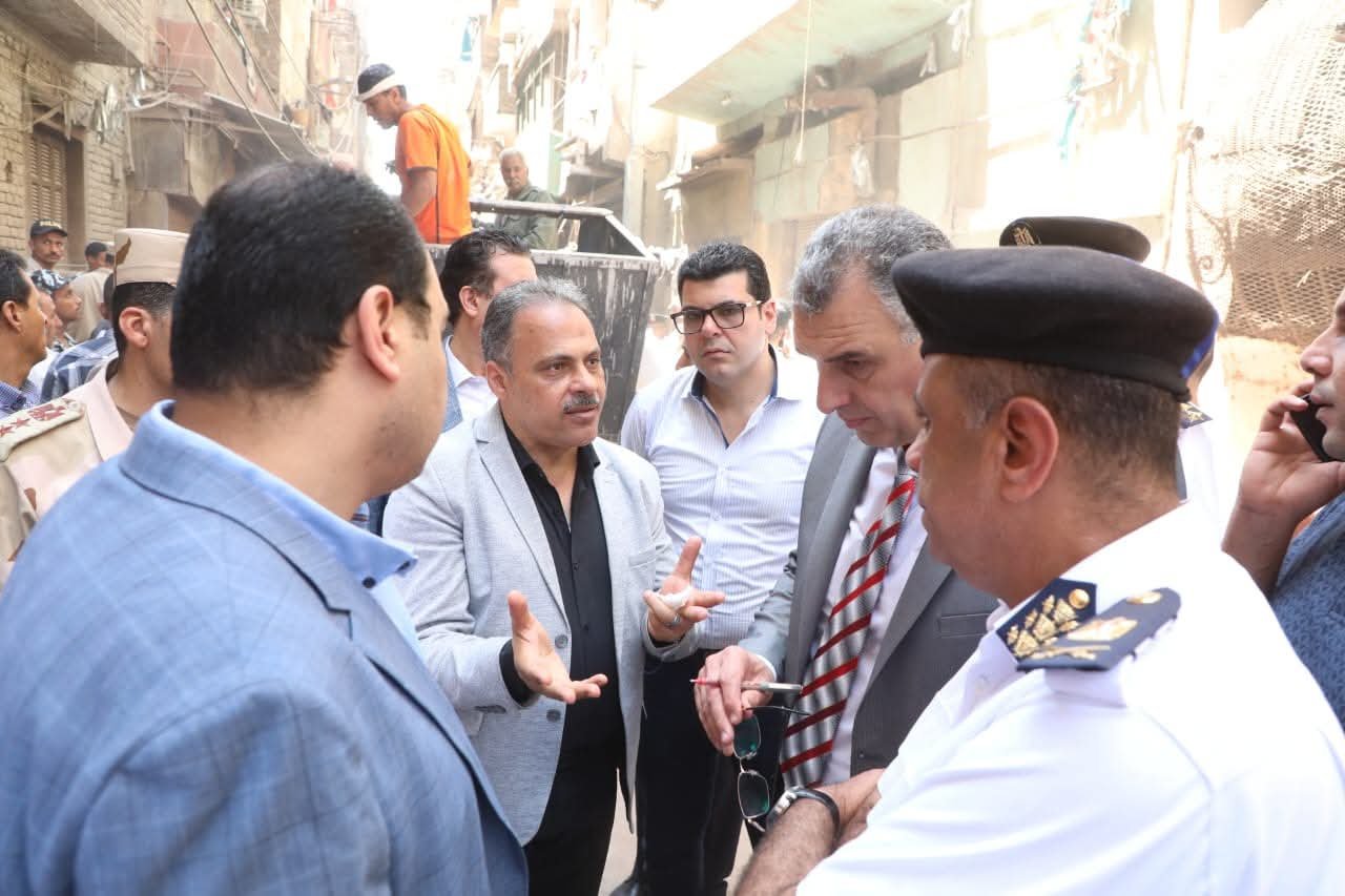 محافظ الشرقية يُتابع الإجراءات الميدانية بحادث سقوط منزل قديم بشارع مولد النبي بمدينة الزقازيق 2 ضابط شرقي يتابع التدابير الوقائية بحادث سقوط منزل قديم بشارع مولد النبي بمدينة الزقازيق