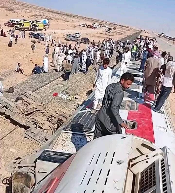 الدفع بـ20 سيارة إسعاف.. مصرع 3 وإصابة 54 في انقلاب عربة قطار ركاب بـ مطروح 3 الدفع بـ20 سيارة إسعاف.. مصرع 3 وإصابة 54 في انقلاب عربة قطار ركاب بـ مطروح