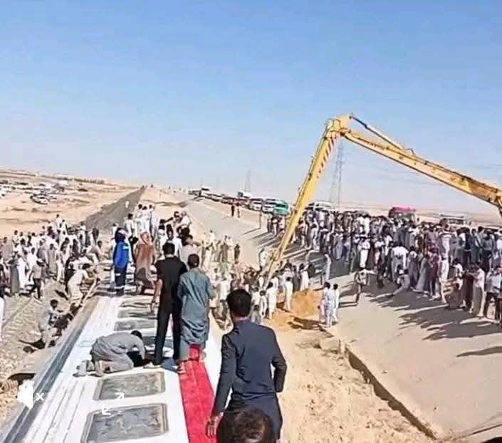 الدفع بـ20 سيارة إسعاف.. مصرع 3 وإصابة 54 في انقلاب عربة قطار ركاب بـ مطروح 2 الدفع بـ20 سيارة إسعاف.. مصرع 3 وإصابة 54 في انقلاب عربة قطار ركاب بـ مطروح