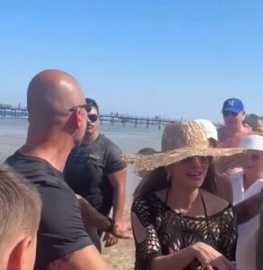 جينيفر لوبيز تستمتع بأجواء البحر في شرم الشيخ