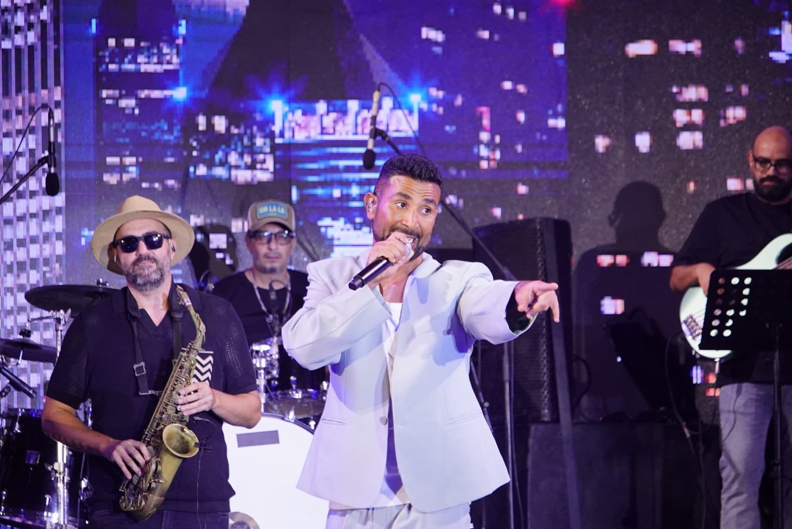 بحضور شقيقه ومصطفى كامل.. أحمد سعد يتألق بحفله الثاني في مهرجان مراسي "ليالي مراسي" 2 بحضور شقيقه ومصطفى كامل.. أحمد سعد يتألق بحفله الثاني في مهرجان مراسي "ليالي مراسي"