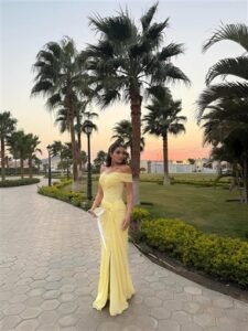 ملك أحمد زاهر تخطف الأنظار بفستان أصفر أنيق أبرز رشاقتها وجمالها الطبيعي 3 ملك أحمد زاهر تخطف الأنظار بفستان أصفر أنيق أبرز رشاقتها وجمالها الطبيعي