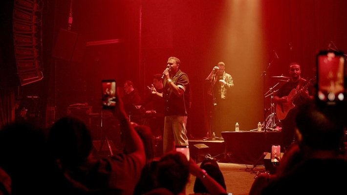 رامي صبري يشعل أجواء حفله في باريس ويرفع علم مصر على المسرح