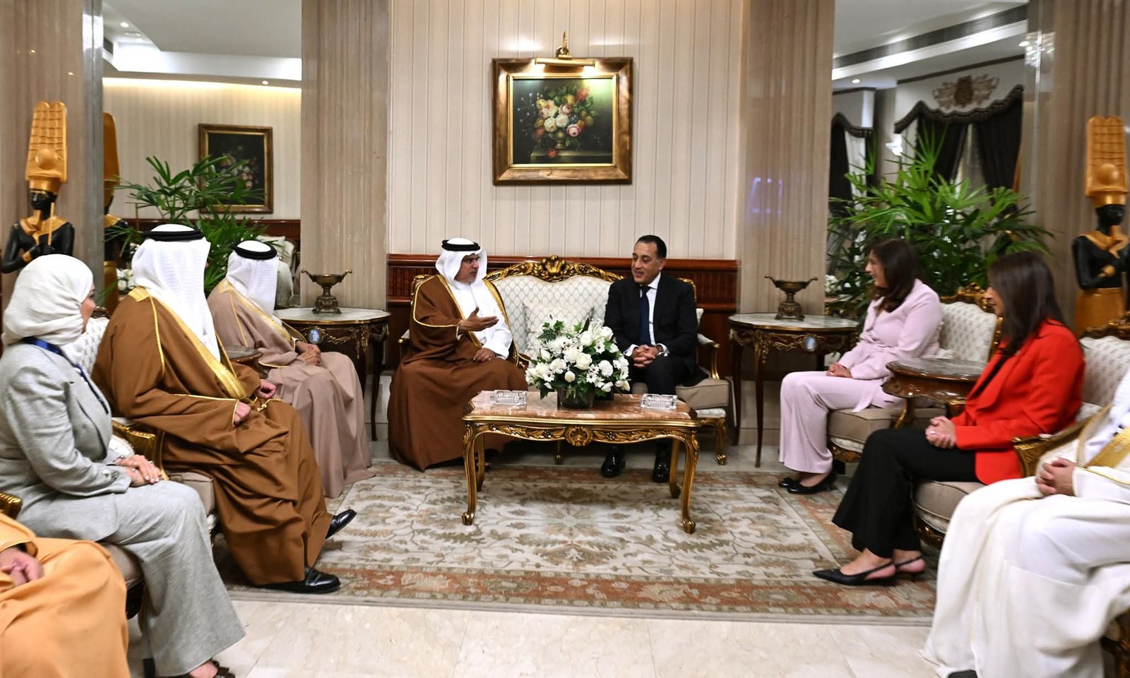 رئيس الوزراء يستقبل ولي عهد مملكة البحرين بمطار القاهرة الدولي