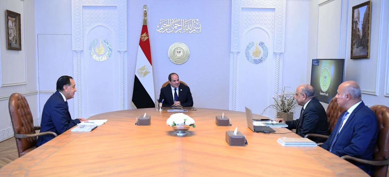 الرئيس السيسي يجتمع مع رئيس الوزراء ووزير الكهرباء 