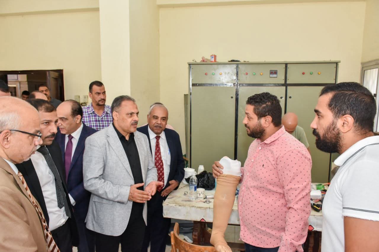 محافظ الشرقية يسلم 20 كرسي متحرك و 100 طرف صناعي على المستحقين من أبناء المحافظة 