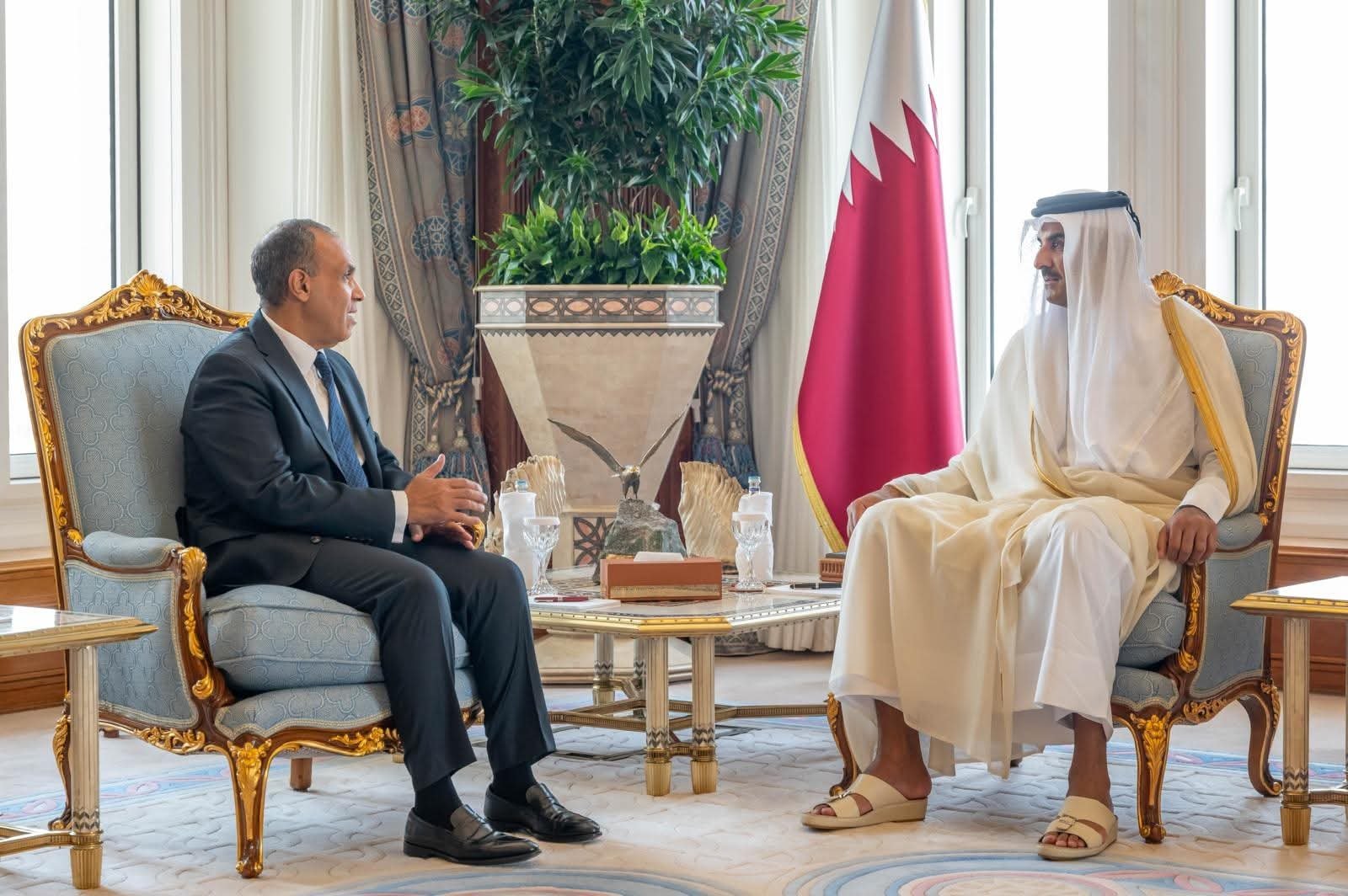 وزير الخارجية ينقل رسالة تضامن ودعم من فخامة الرئيس إلى أخيه سمو الشيخ تميم بن حمد آل ثاني أمير دولة قطر الشقيقة 2 وزير الخارجية ينقل رسالة تضامن ودعم من فخامة الرئيس إلى أخيه سمو الشيخ تميم بن حمد آل ثاني أمير دولة قطر الشقيقة