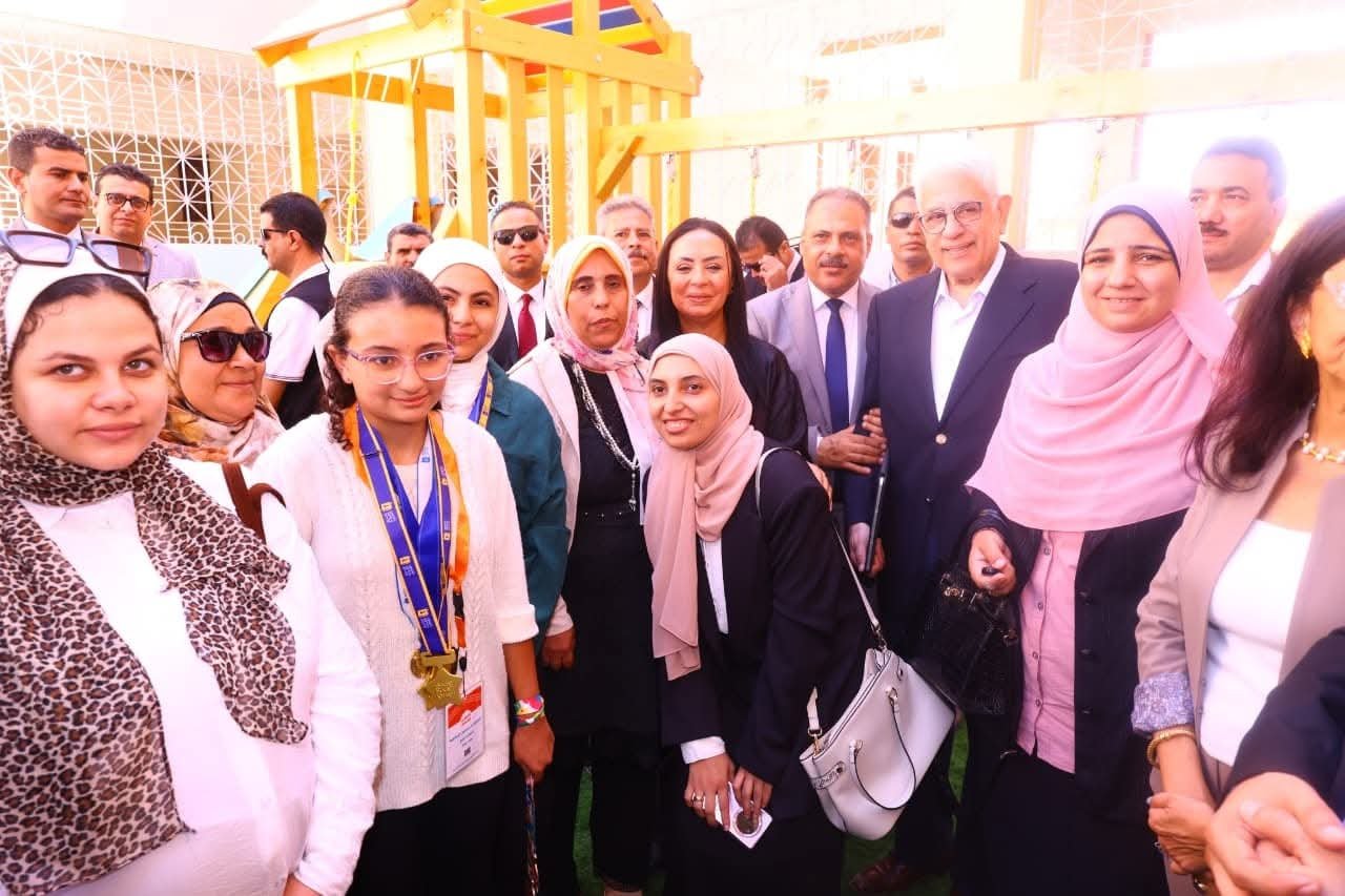  وزيرة التضامن ومحافظ الشرقية يفتتحان منطقة رياض الأطفال بمدرسة السيدة عائشة للتعليم الأساسي بالعاشر من رمضان 