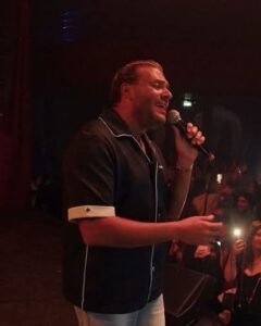 رامي صبري يشعل أجواء حفله في باريس ويرفع علم مصر على المسرح