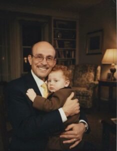 محمد صبحي يستعيد ذكريات الطفولة بصورة نادرة عبر "فيسبوك"