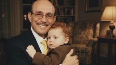 محمد صبحي يستعيد ذكريات الطفولة بصورة نادرة عبر "فيسبوك"