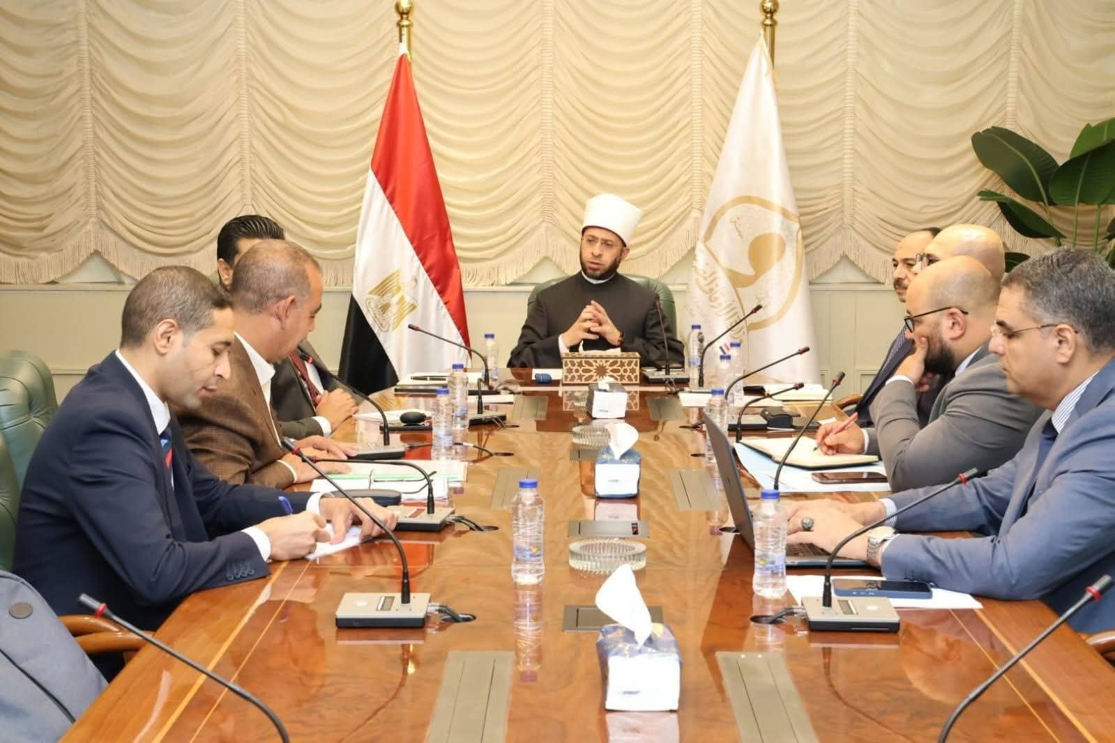 وزير الأوقاف يبحث جهود هيئة الأوقاف والمجموعة الوطنية