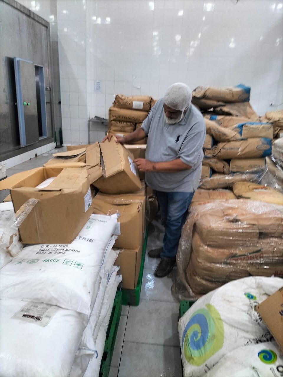 تموين الشرقية ...ضبط (٦ طن) مواد غذائية مجهولة المصدر بمدينة العاشر من رمضان  