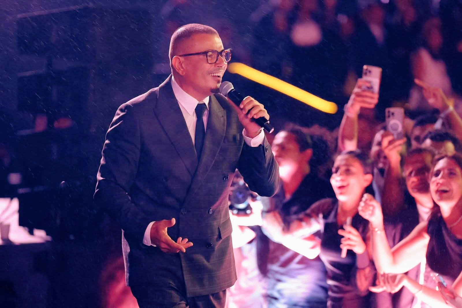 عمرو دياب يحيي حفلًا ضخمًا خاص تحت سفح الأهرامات 