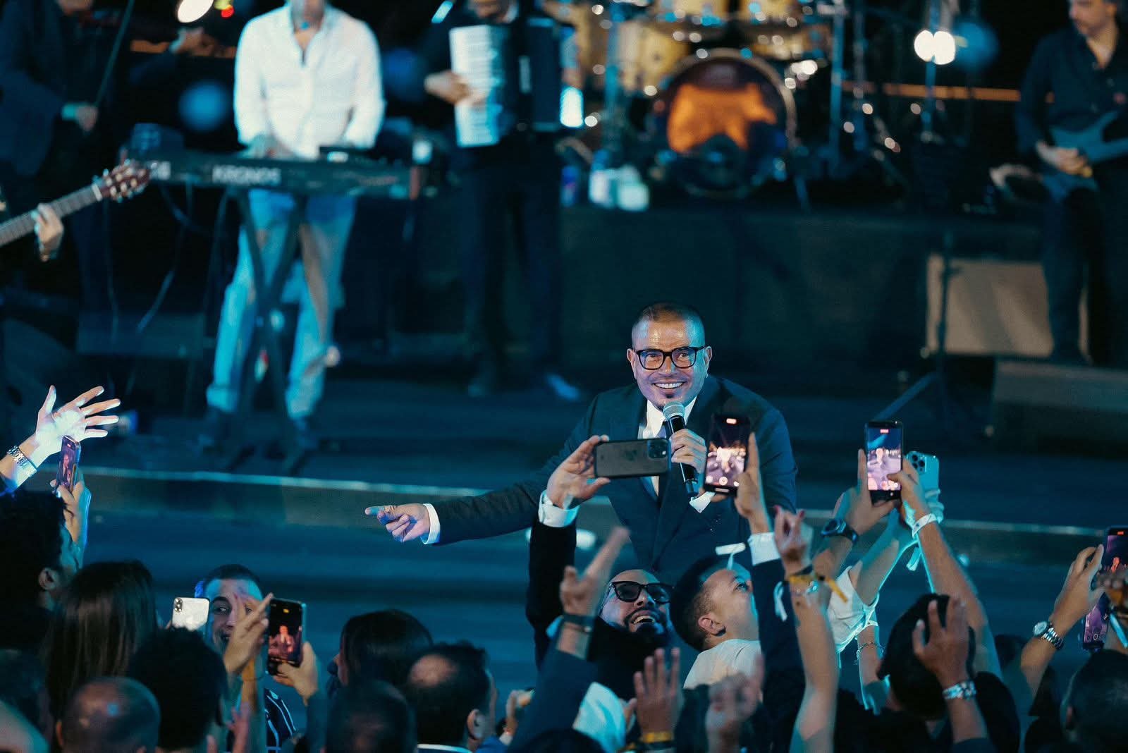 عمرو دياب يحيي حفلًا ضخمًا خاص تحت سفح الأهرامات 