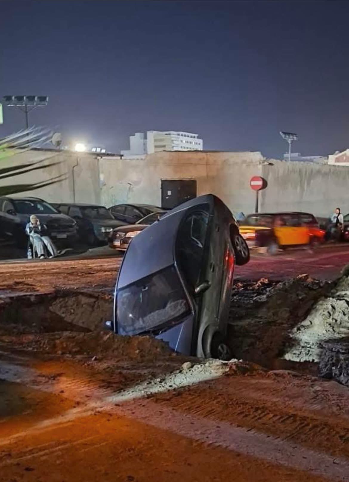 استجابة عاجلة من محافظ الإسكندرية بعد حادث سيارة.. وشركة الصرف الصحي تعتذر وتتعهد بالتعويض وضمان السلامة