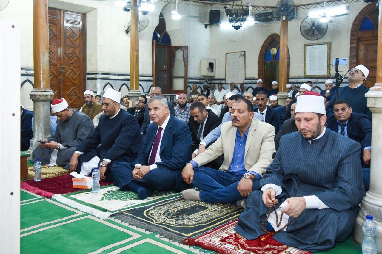 محافظ الإسكندرية يشارك أهالي الثغر احتفالية المولد النبوي الشريف بمسجد البوصيري
