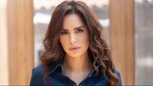 آمال ماهر تعلق على لقب "صوت مصر" بعد منافستها شيرين وأنغامآمال ماهر توجه رسالة لـ أنغام بعد تعافيها من أزمتها الصحية علقت الفنانة آمال ماهر على الجدل المثار حول منح لقب "صوت مصر" لفنان بعينه، مؤكدة أنها لا ترى في الأمر منافسة بين النجوم، بل شرف ومسؤولية يشارك فيها كل فنان مصري. وقالت آمال ماهر، خلال مداخلة هاتفية مع الإعلامية نهال طايل في برنامج "تفاصيل" على قناة "صدى البلد 2": "محدش بينافس حد، كلنا وزمايلي بنمثل هذا البلد العظيم مصر، وإحنا نفخر إننا نمثلها وده شرف لينا كلنا". وحرصت النجمة آمال ماهر، على توجيه رسالة للنجمة أنغام عقب أزمتها الصحية الأخيرة، قائلة: " حمد الله على سلامة نجمتنا الكبرة أنغام ربنا يشفيها ويعافيها، وخطواتي اللي جاية فيها تأني ونضج، وفيها مفاجآت للجمهور لأنه يستاهل كل حاجة حلوة". وأكدت آمال ماهر أن دعم جمهورها ومحبتهم يمثلان لها دافعًا قويًا للاستمرار وتقديم أعمال جديدة تليق بثقتهم وانتظارهم، مشيرة إلى أنها تجهز لمشاريع غنائية مختلفة ستكشف عنها قريبًا. آمال ماهر تعلق على لقب "صوت مصر" بعد منافستها شيرين وأنغام 