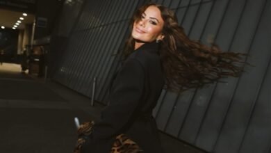 "صبا مبارك" تخطف الأنظار بإطلالة جريئة وأنيقة في أسبوع باريس للموضة