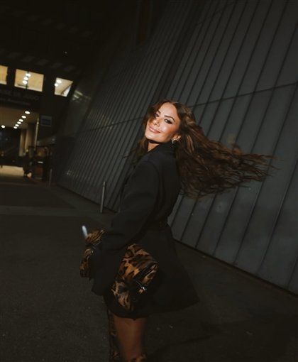 "صبا مبارك" تخطف الأنظار بإطلالة جريئة وأنيقة في أسبوع باريس للموضة