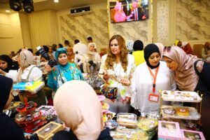 الفنان عمرو أحمد يشارك في مبادرة “ساهم.. ساعد.. شارك” ويدعم أصحاب المشاريع الصغيرة بالإسكندرية