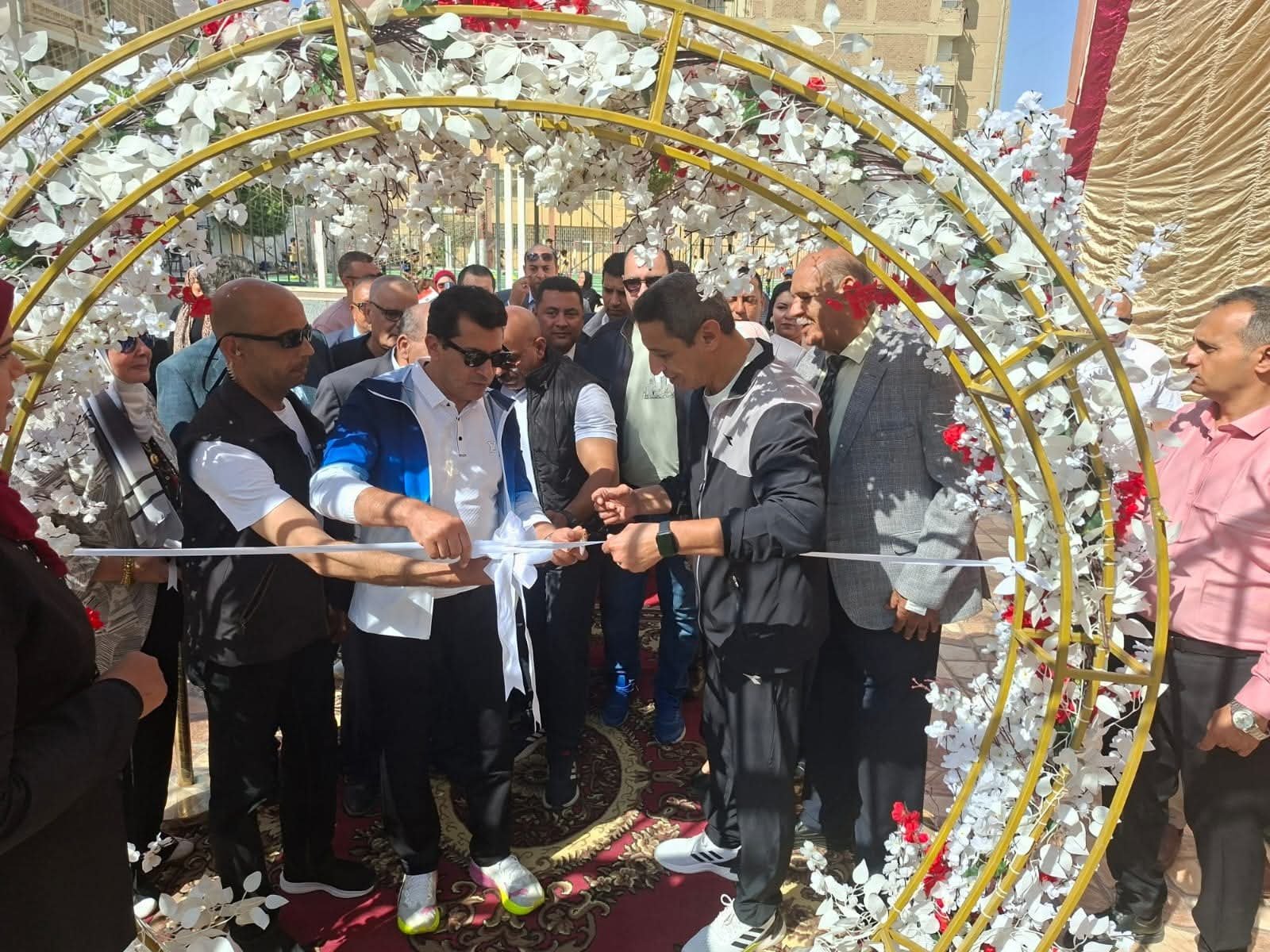 وزير الشباب والرياضة ومحافظ السويس يفتتحان ملعبًا خماسيًا بمركز شباب أبناء السويس