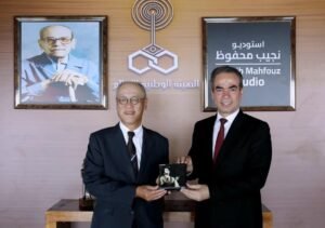 سفير اليابان يزور استديو نجيب محفوظ بماسبيرو ويشيد بالتعاون في تأسيس المتحف الكبير