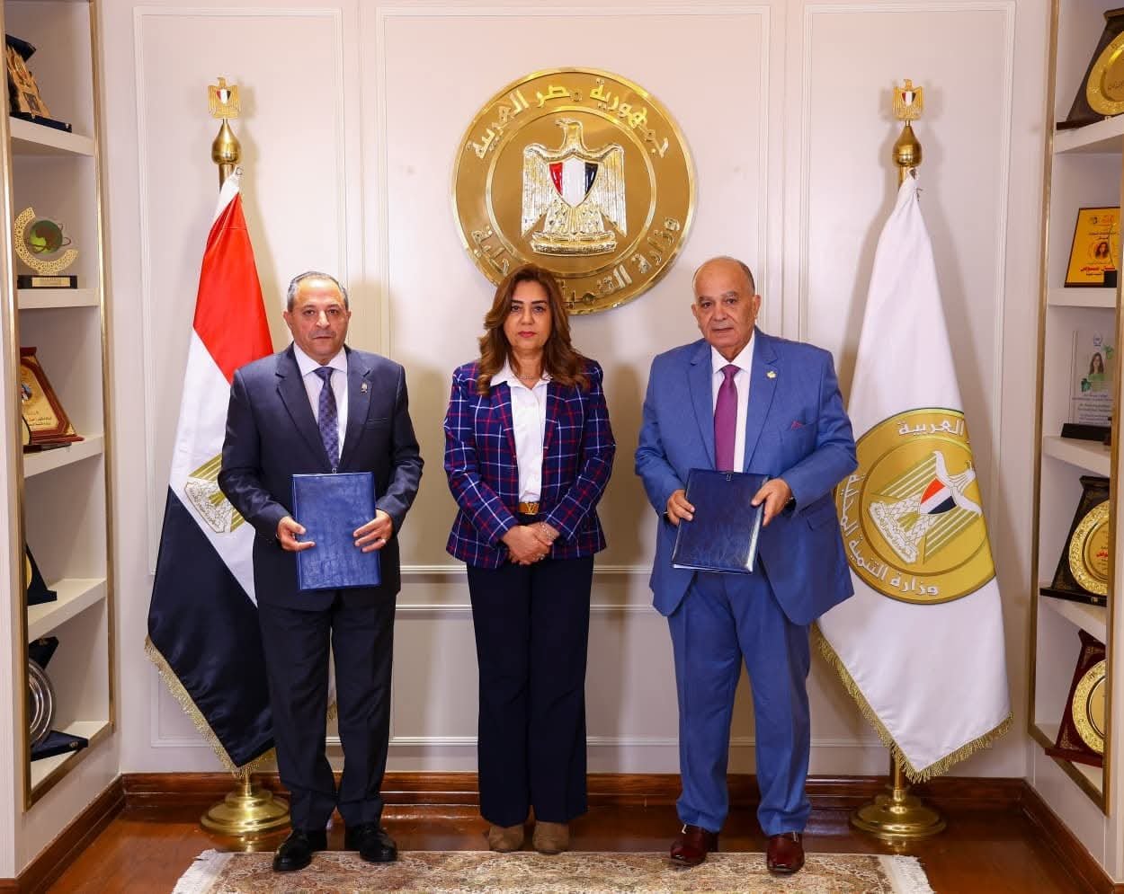 وزيرة التنمية المحلية تشهد توقيع عقد تقديم خدمات الجمع ونظافة الشوارع بأحياء محافظة بورسعيد 