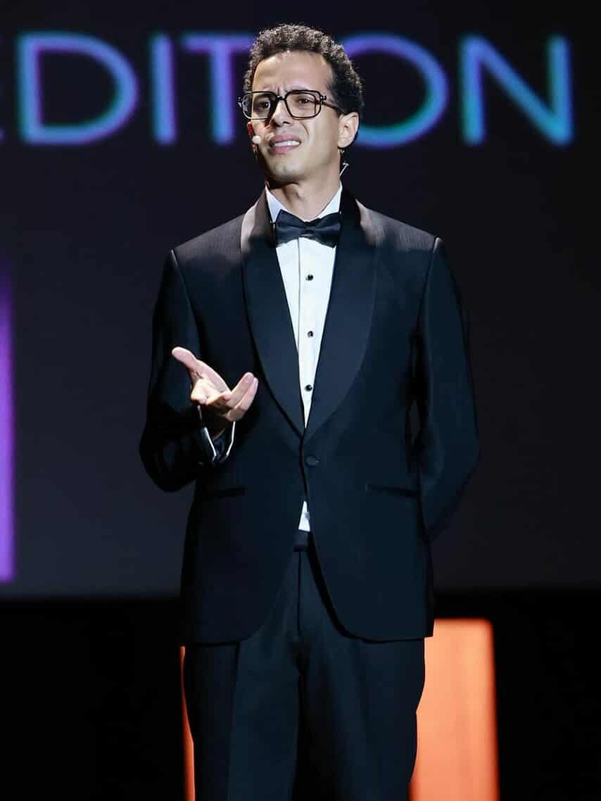 من مهرجان الجونة.. طه دسوقي يقدم فقرة كوميدية ساخرة