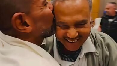 فنان العرب محمد عبده والمايسترو هاني فرحات يتبادلان تقبيل اليد: ونكيد العوازل بقي 